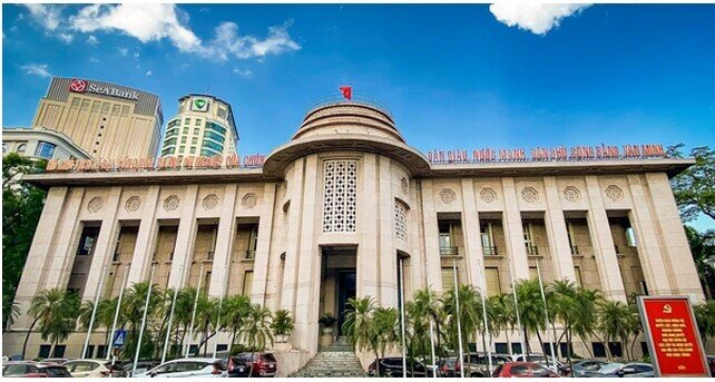 Lãi suất qua đêm lập đỉnh 7%, NHNN bơm ròng kỷ lục 12.000 tỷ đồng