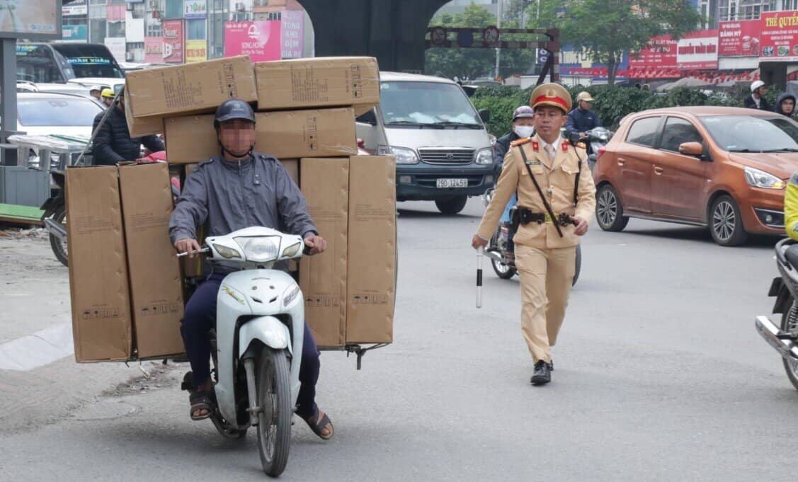 Tài xế kêu 'mưu sinh' sau khi bị CSGT phạt vì chở hàng cồng kềnh