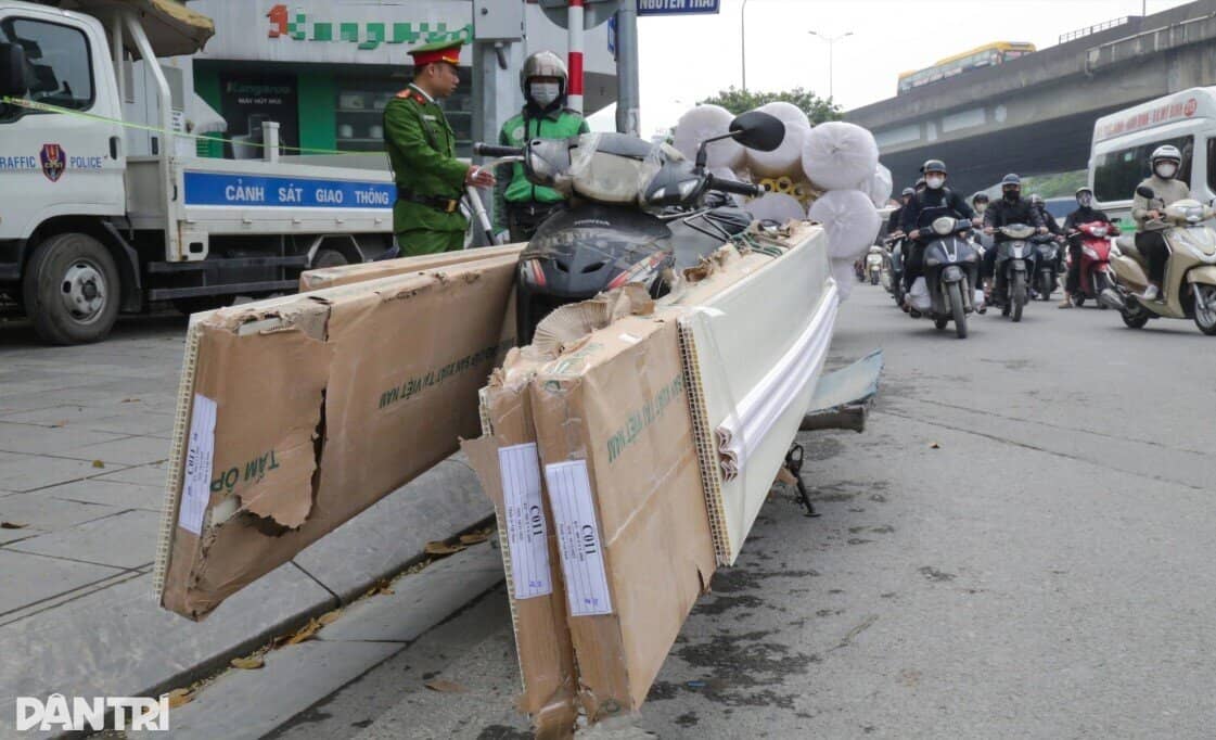 Tài xế kêu 'mưu sinh' sau khi bị CSGT phạt vì chở hàng cồng kềnh
