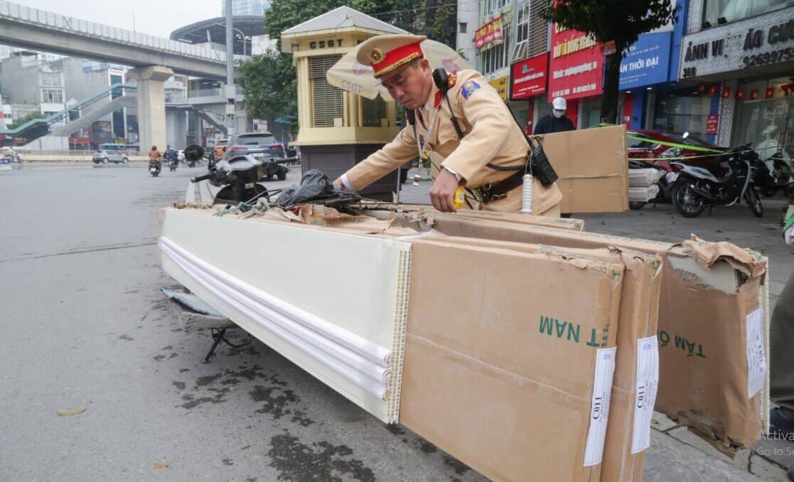 Tài xế kêu 'mưu sinh' sau khi bị CSGT phạt vì chở hàng cồng kềnh