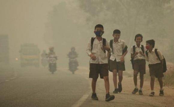 Không khí ‘rất nguy hại’, Hà Nội ra lệnh khẩn cho các trường về lịch học – nghỉ