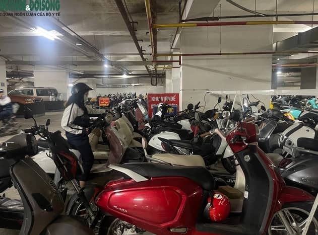 Hà Nội: Chung cư 'vạn dân' thông báo ngừng nhận trông xe điện dưới tầng hầm