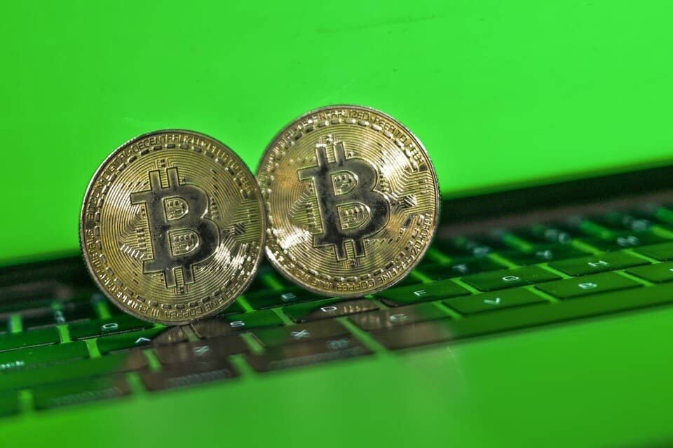 Bitcoin biến động như tàu lượn