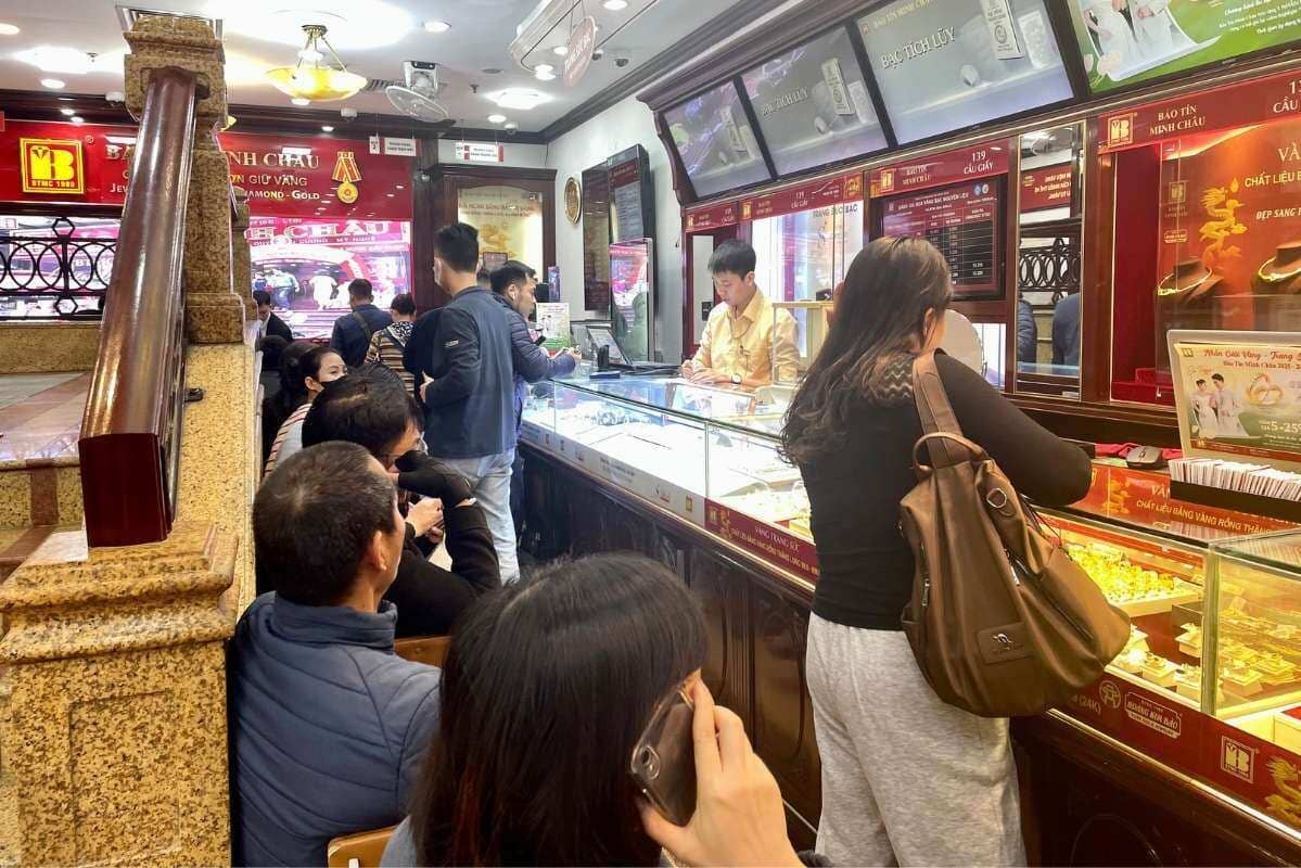 Giá vàng bật tăng, nhiều người tranh thủ “chốt lời” kiếm lời cuối năm