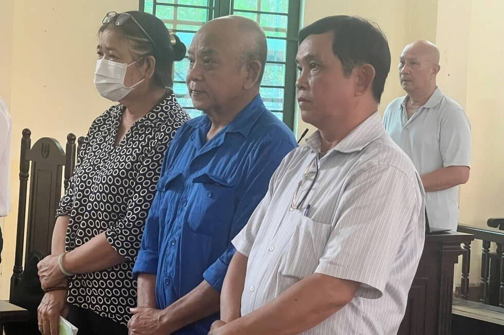 Chiêu “câu giờ” đầy toan tính của ông chủ Tân Tân