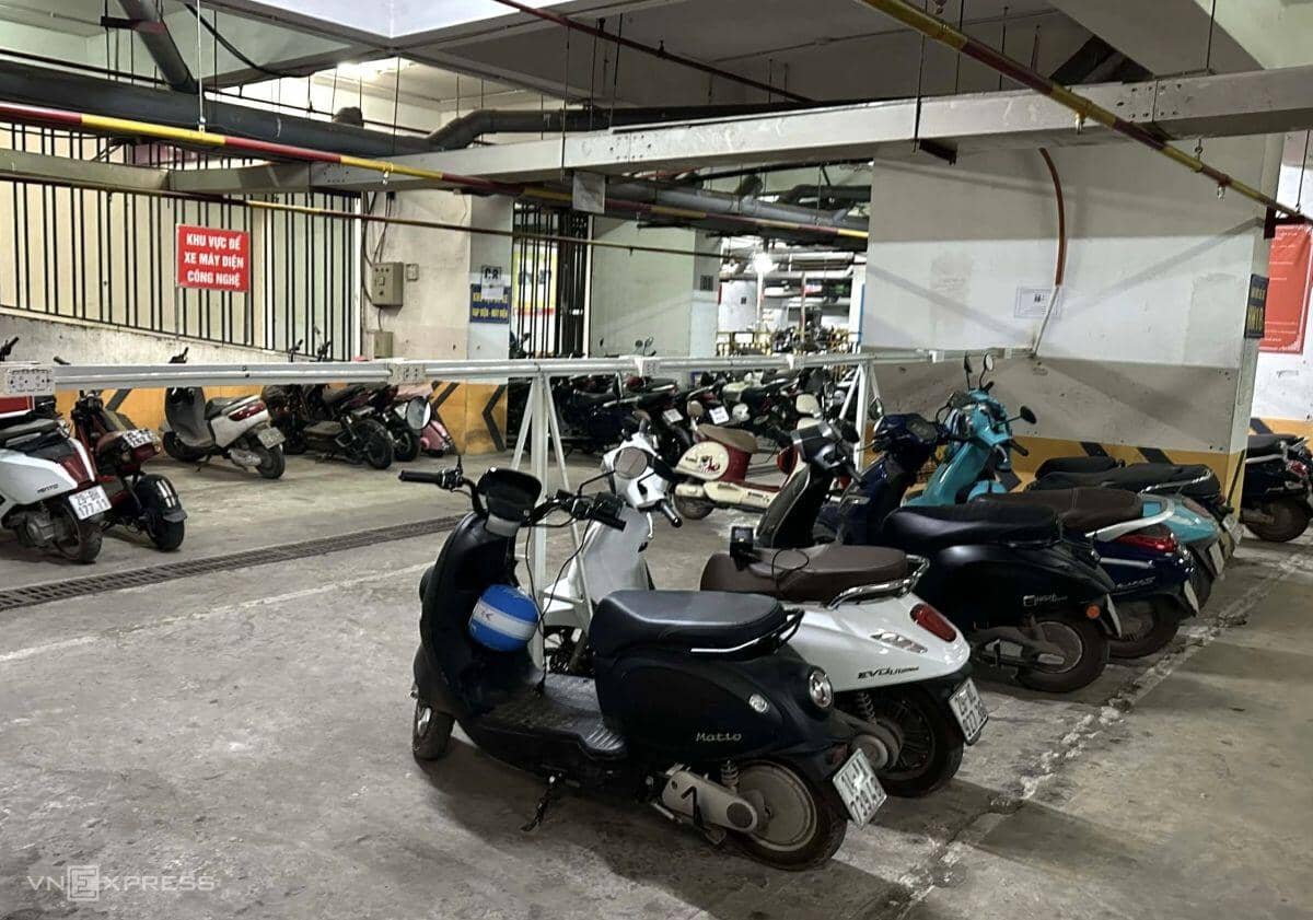 Cư dân chia phe vì chung cư cấm xe điện