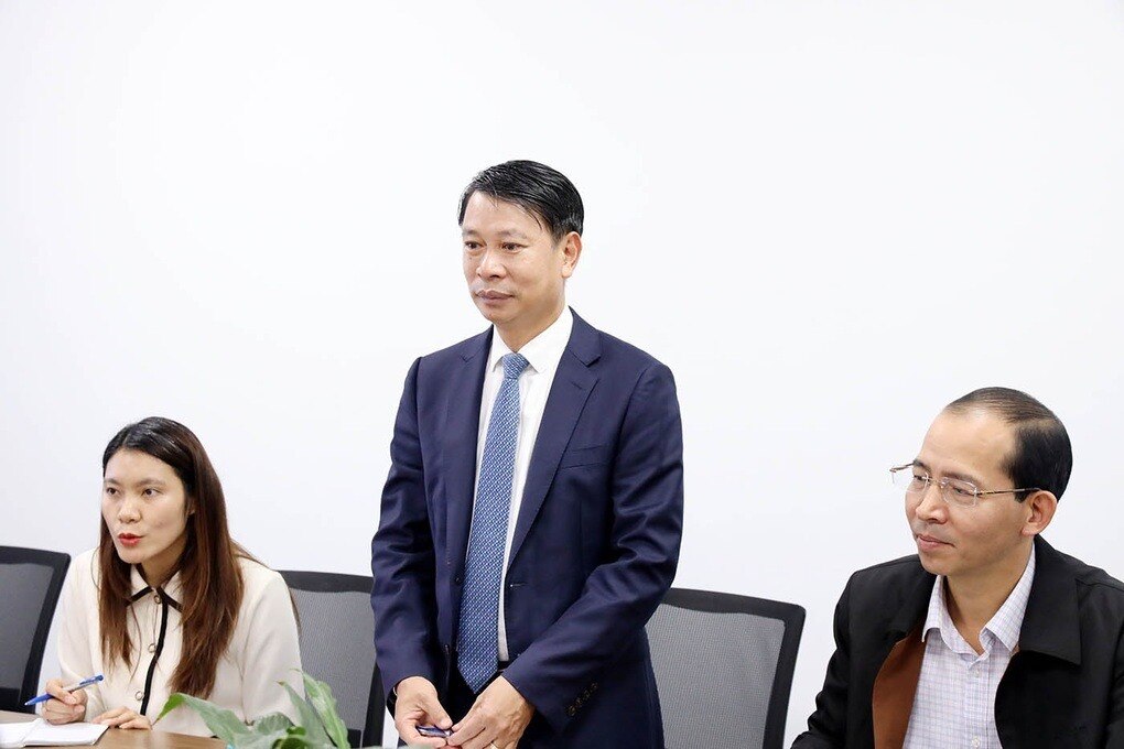 Cán bộ Phú Thọ bị cấm mặc quần bò, váy xẻ khi làm việc