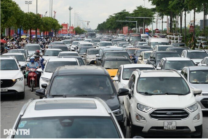 Tại sao Hà Nội chọn taxi, xe tải, xe ôm là “tiên phong” chuyển đổi xanh?