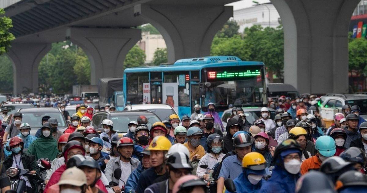 Hà Nội cấm giờ xe xăng: Kịp thời hay thử thách?