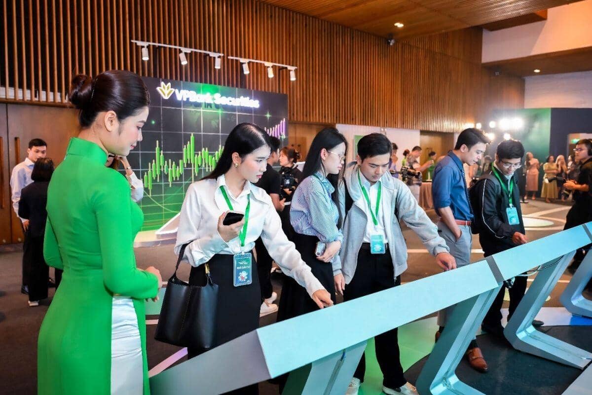 Ngày mai, HoSE đón thêm cổ phiếu chứng khoán “tỷ USD”