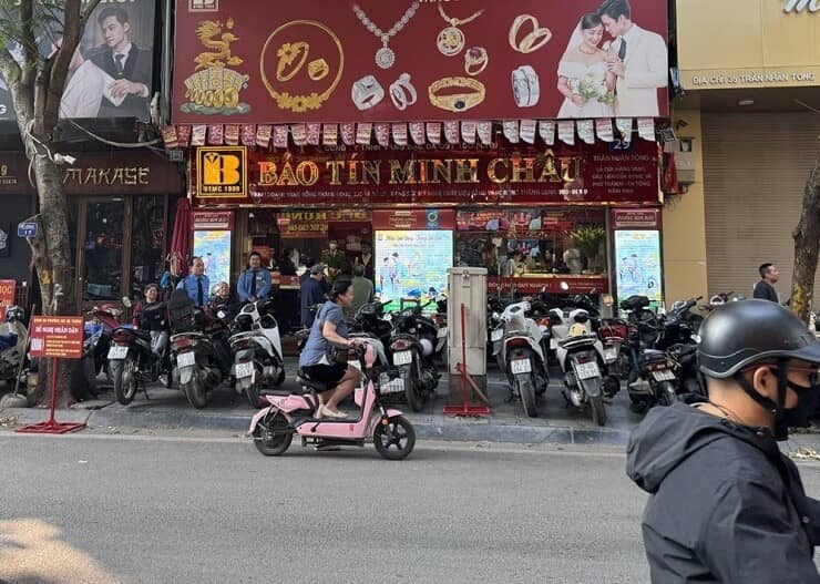 Phố vàng Hà Nội vắng khách, TPHCM vẫn xếp hàng từ sớm chờ mua vàng