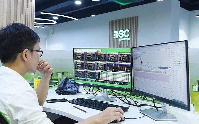 Sóng lớn chưa thấy, chỉ thấy rủi ro "giằng co" kéo dài