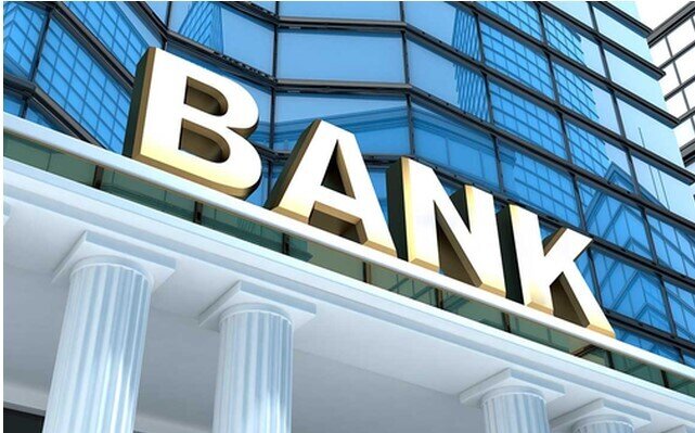 Vì sao loạt ngân hàng bất ngờ thu phí trở lại