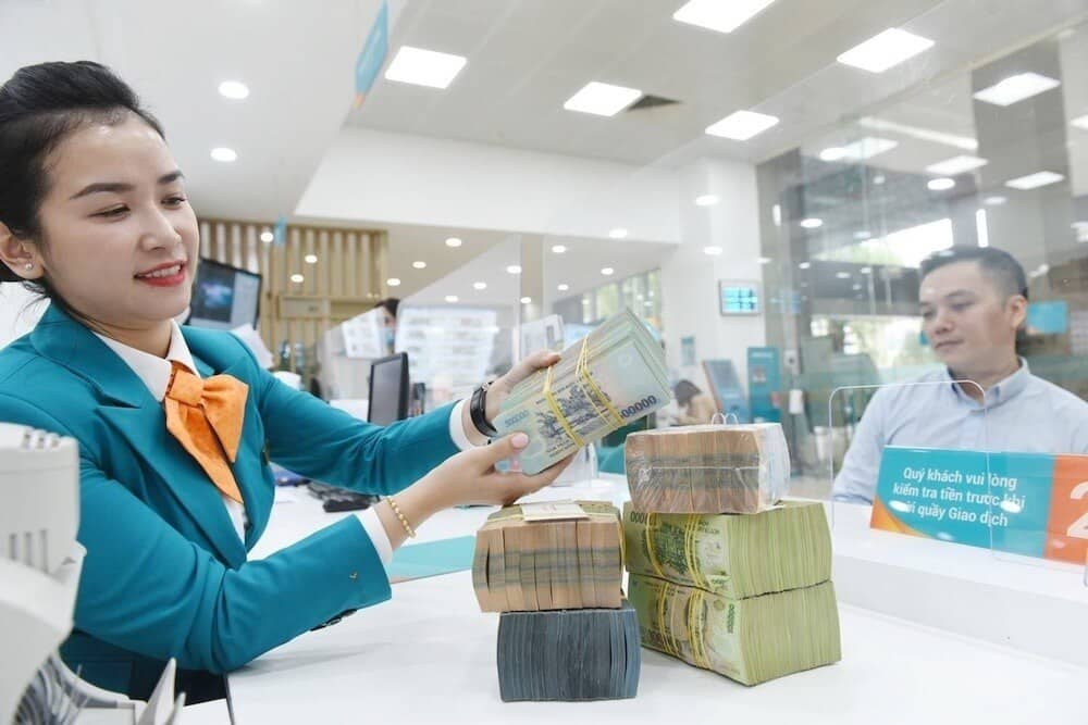 Tín dụng tăng vọt, lãi suất đứng trước phép thử