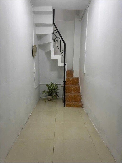 Sốc: Nhà 8m² giữa Hà Nội rao bán 1,68 tỷ, bề ngang hẹp như lối đi bộ!