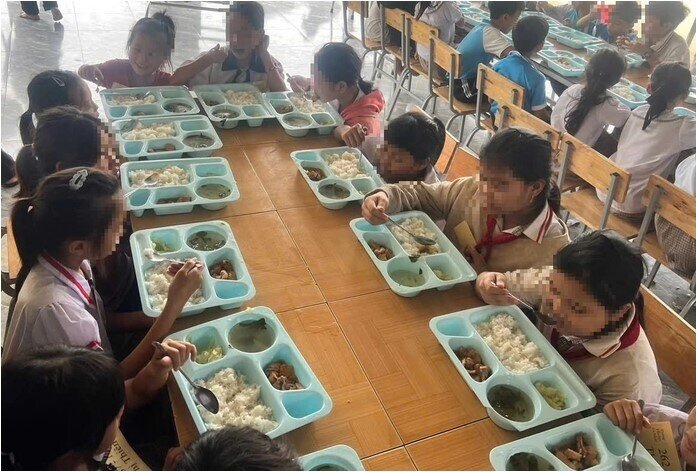 Dự án "Nuôi em" ở Đắk Lắk: Ông Hoàng Hoa Trung gọi điện thoại đến trường