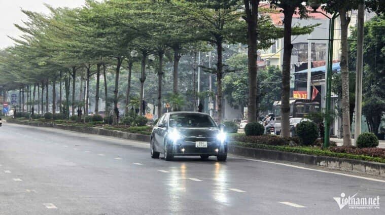 Độc lạ Bắc Ninh: Sương mù dày đặc, ô tô phải bật đèn giữa trưa