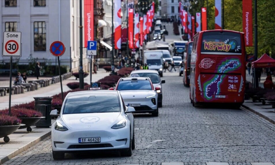 Điều chưa từng có: Cả thế giới ngán xe điện, chuẩn bị đảo chiều sang xe xăng?