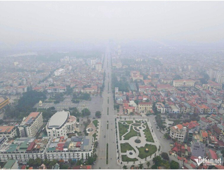 Độc lạ Bắc Ninh: Sương mù dày đặc, ô tô phải bật đèn giữa trưa