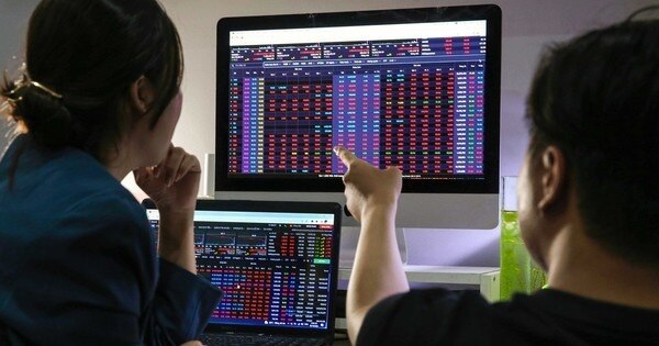 Áp lực “thừa hàng” phủ bóng sàn chứng khoán