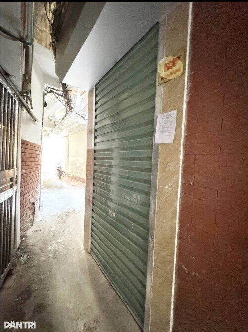 Sốc: Nhà 8m² giữa Hà Nội rao bán 1,68 tỷ, bề ngang hẹp như lối đi bộ!