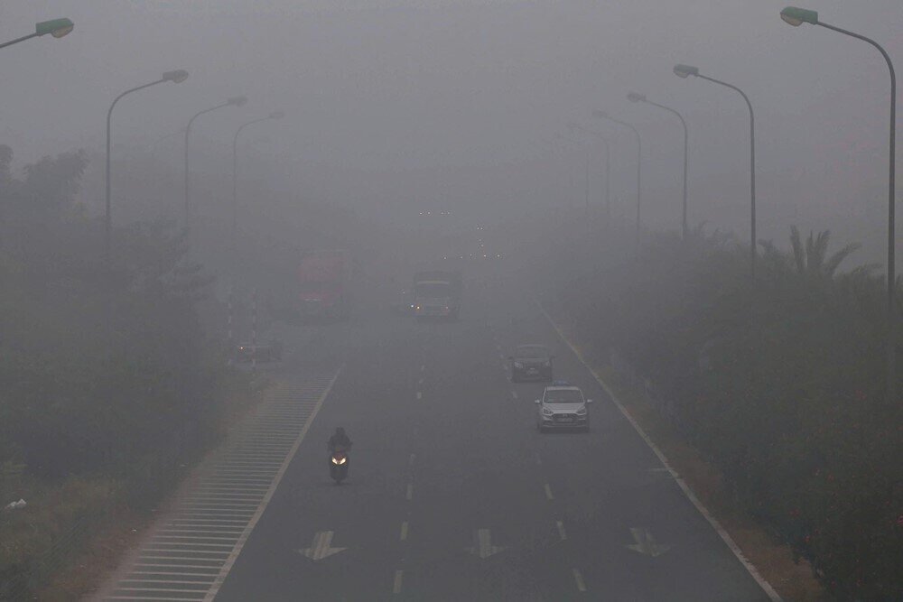 Chuyên gia: Hít thở không khí ngoài đường những ngày này tác hại ngang hút 2-8 điếu thuốc lá