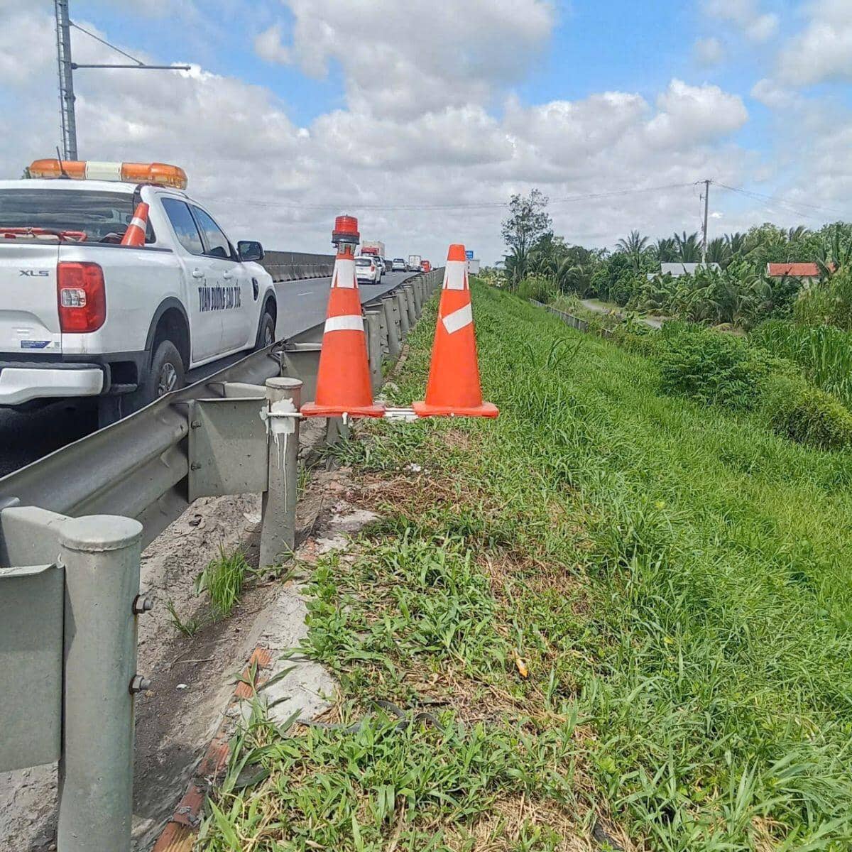 Người Việt an toàn hơn nhờ sáng kiến chóp nón cam trên cao tốc