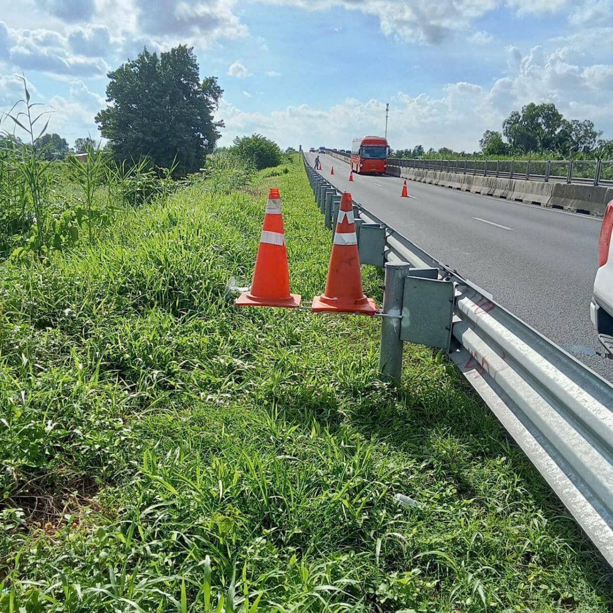 Người Việt an toàn hơn nhờ sáng kiến chóp nón cam trên cao tốc