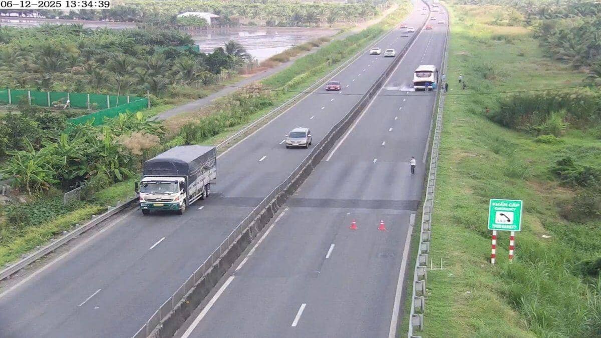 Người Việt an toàn hơn nhờ sáng kiến chóp nón cam trên cao tốc