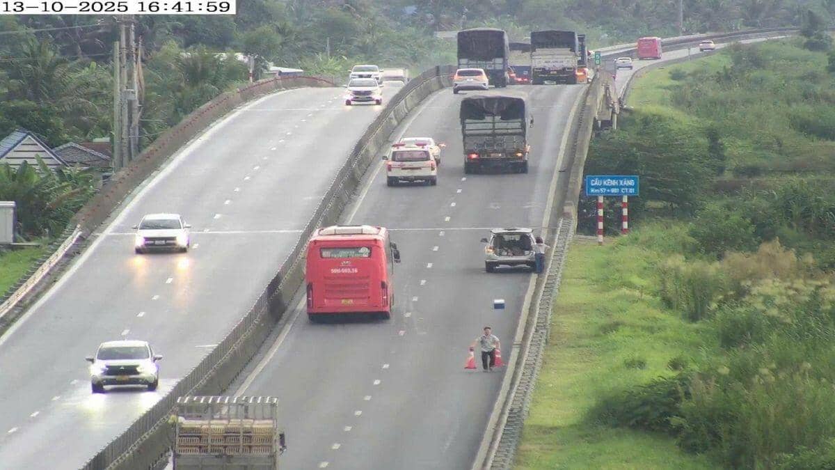 Người Việt an toàn hơn nhờ sáng kiến chóp nón cam trên cao tốc