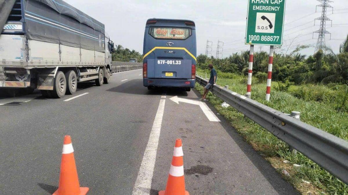 Người Việt an toàn hơn nhờ sáng kiến chóp nón cam trên cao tốc