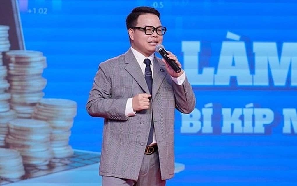 'Mr Hunter' Lê Khắc Ngọ bị dẫn độ về Việt Nam