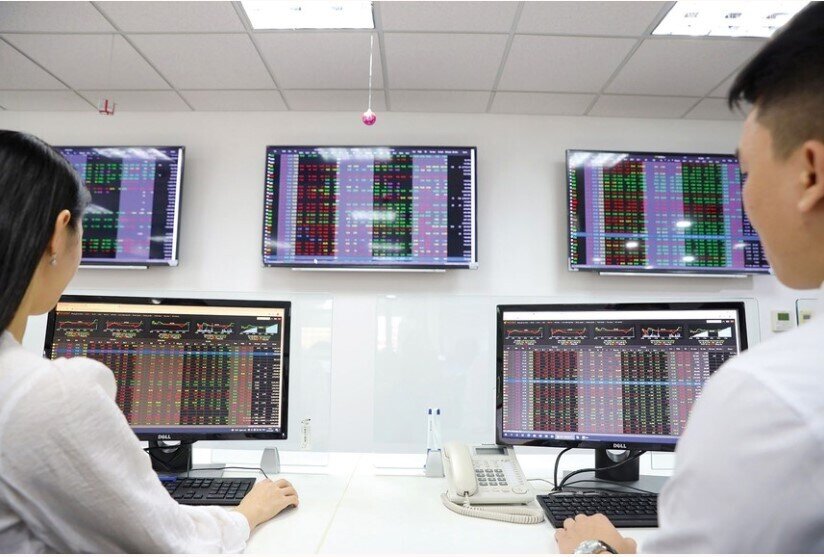 Tâm lý thận trọng lan rộng, dòng tiền chuyển sang phòng thủ