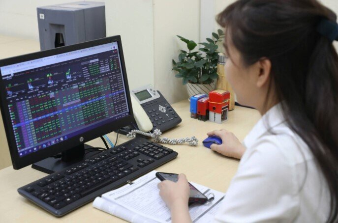 Thị trường chao đảo mạnh, tiền thông minh đang chờ gì?