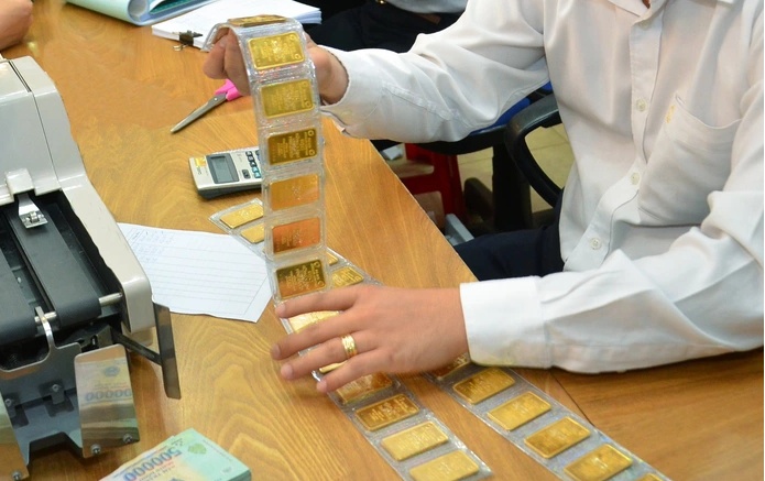 Giá vàng hôm nay 16/12: Tăng mạnh rồi bất ngờ lao xuống