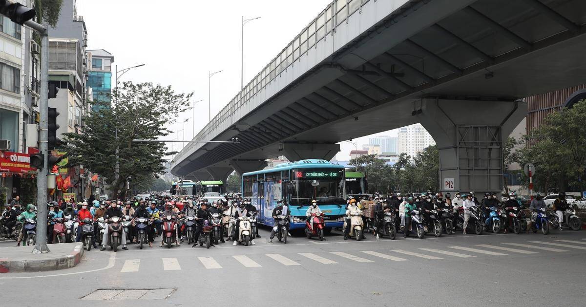 Tài xế tung chiêu 'bịt mắt' camera AI ở Hà Nội: Dùng cả cát, bã kẹo cao su