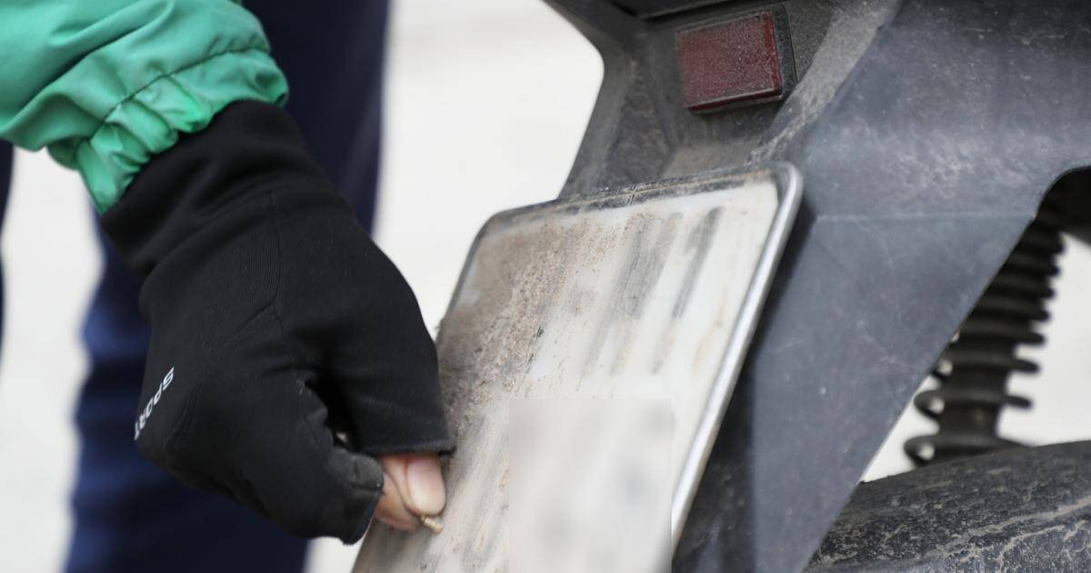 Tài xế tung chiêu 'bịt mắt' camera AI ở Hà Nội: Dùng cả cát, bã kẹo cao su