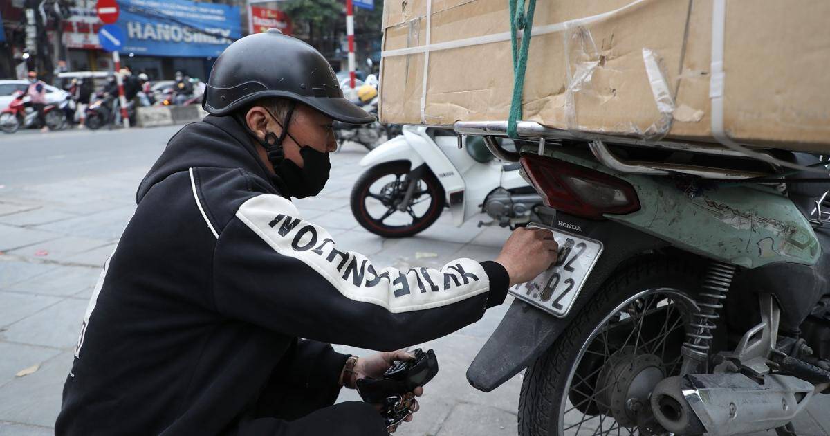 Tài xế tung chiêu 'bịt mắt' camera AI ở Hà Nội: Dùng cả cát, bã kẹo cao su