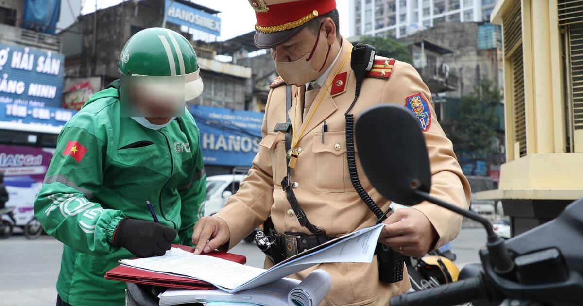 Tài xế tung chiêu 'bịt mắt' camera AI ở Hà Nội: Dùng cả cát, bã kẹo cao su