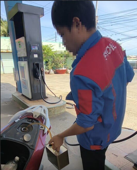 Khách bị rút lại xăng, dắt bộ do thanh toán chuyển khoản