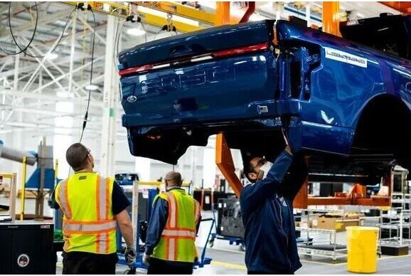 Kỷ nguyên xe điện bị thách thức khi động cơ đốt trong được “giải cứu”