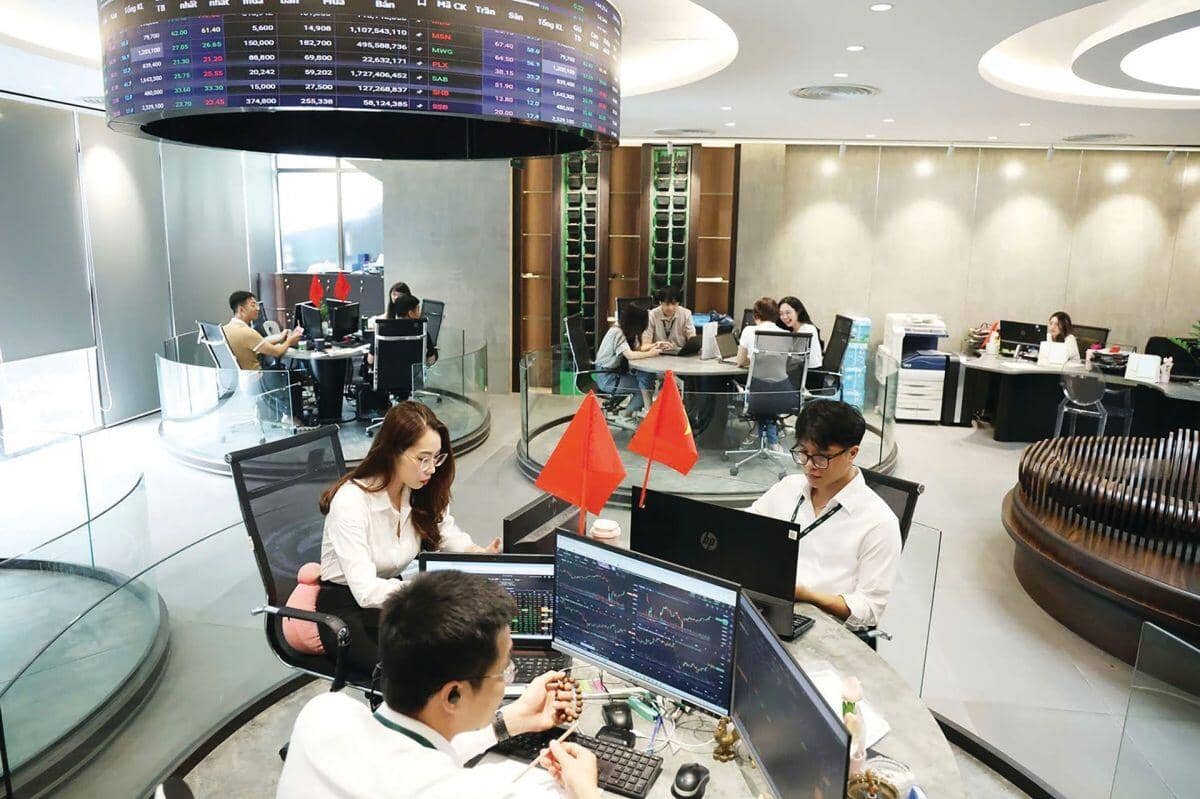 Cổ phiếu bứt tốc đang "hé lộ" điều gì?