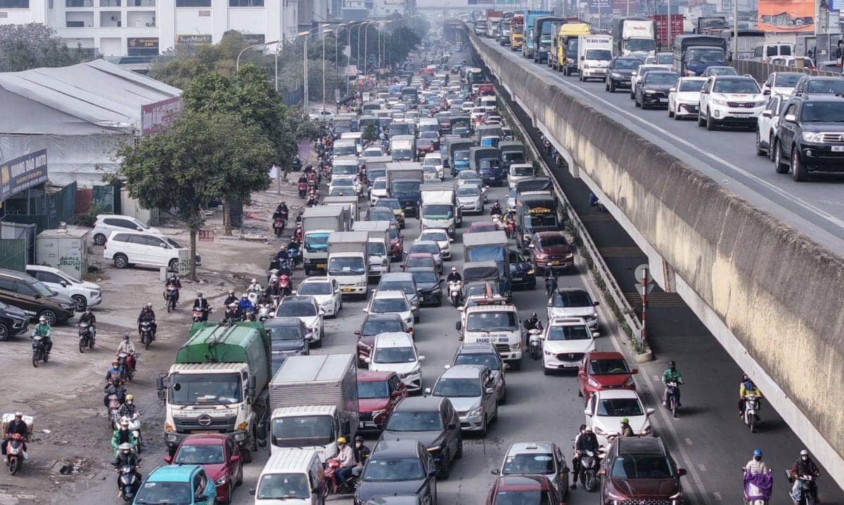 Ô tô chỉ chiếm 8% phương tiện nhưng “nuốt trọn” mặt đường Hà Nội