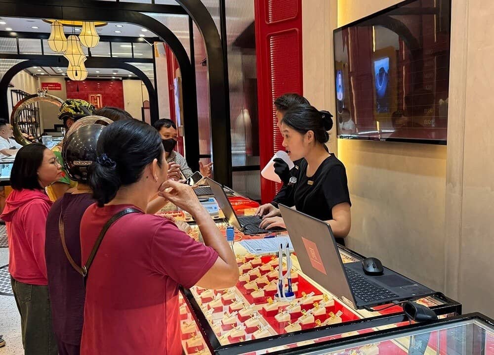 Giá vàng biến động, nhà đầu tư ‘đu đỉnh’ nên giữ hay bán?