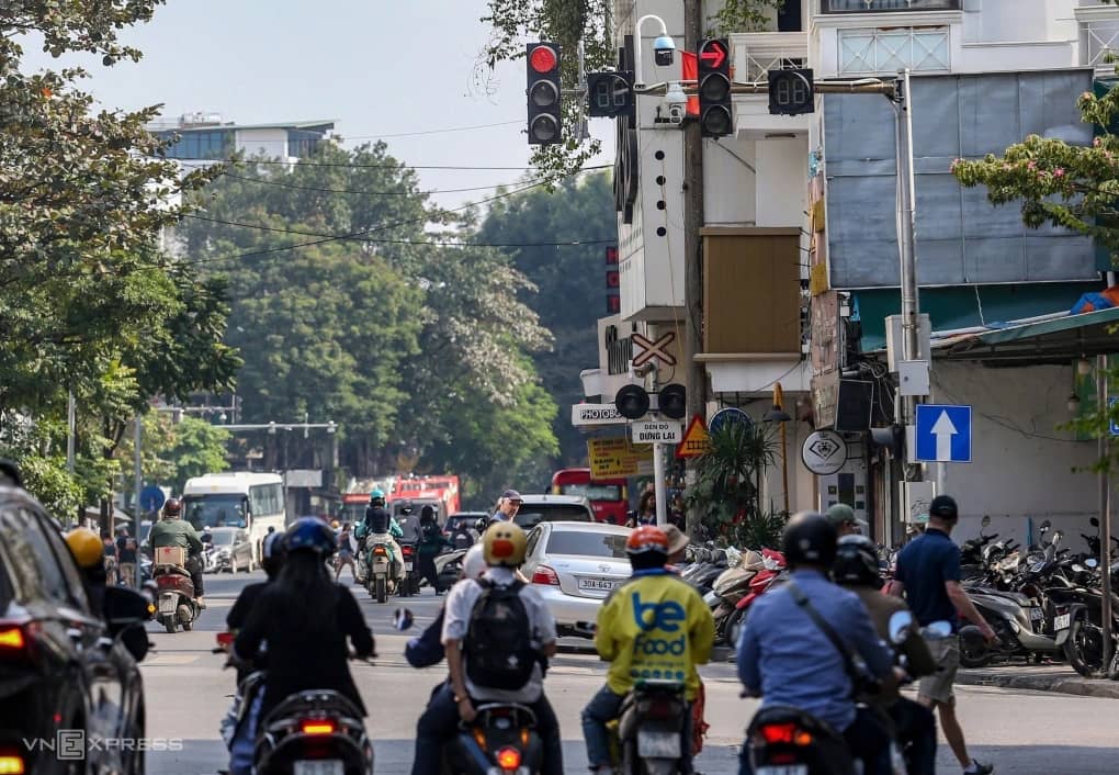 6 tuyến phố ở Hà Nội vận hành đèn giao thông điều khiển bằng camera AI