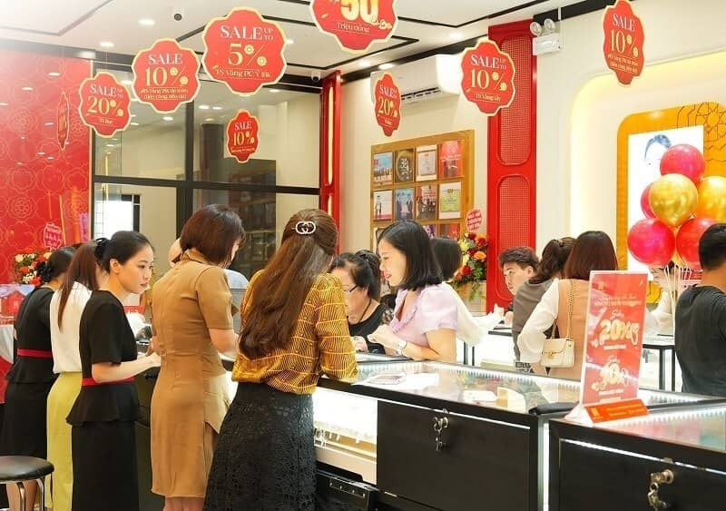 Giá vàng biến động, nhà đầu tư ‘đu đỉnh’ nên giữ hay bán?