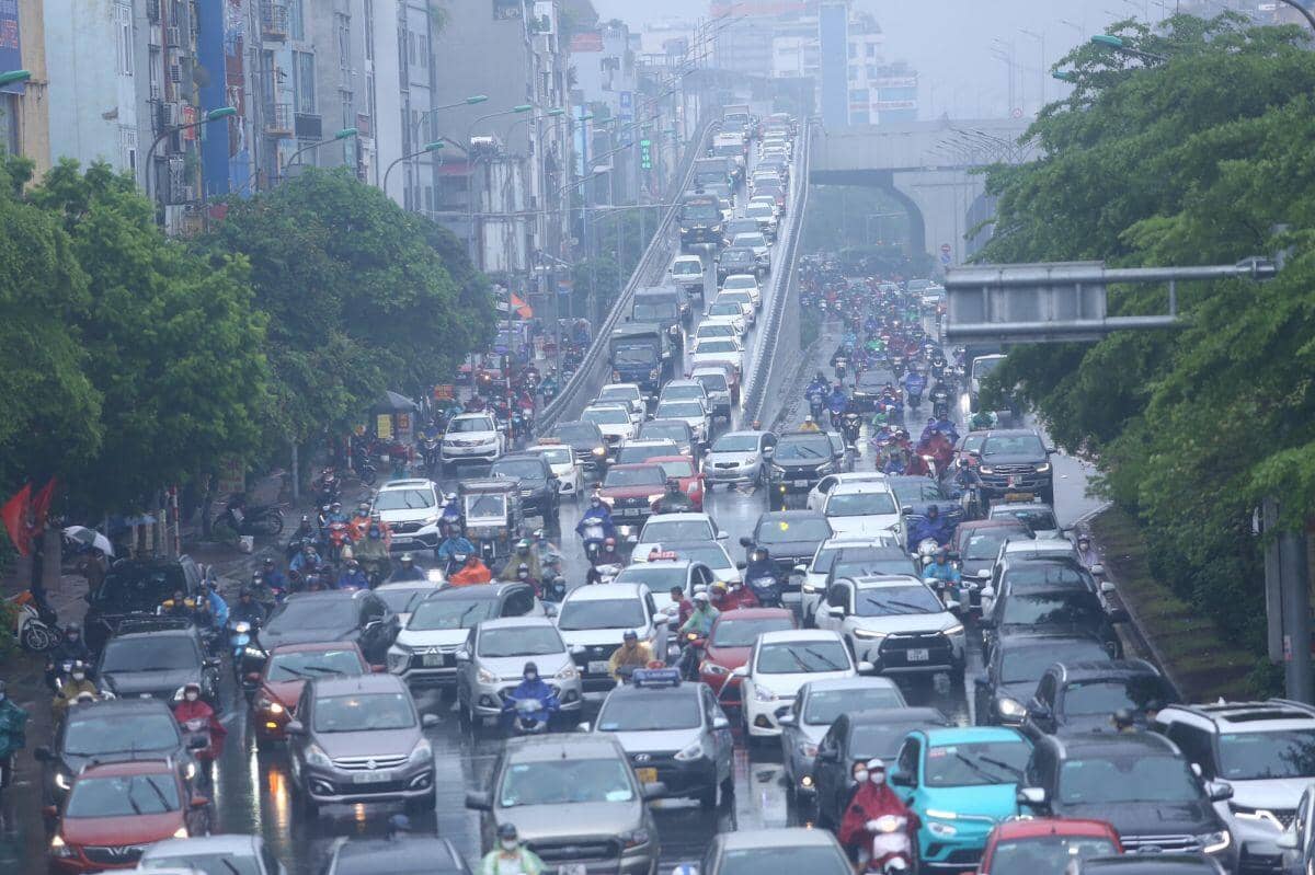 Hà Nội có nên tiếp tục mở rộng những con đường 'đắt nhất hành tinh'?