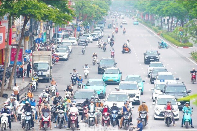 Chuyển đổi xe xăng sang xe điện Vành đai 1: Tránh gây 'cú sốc" giao thông và xã hội