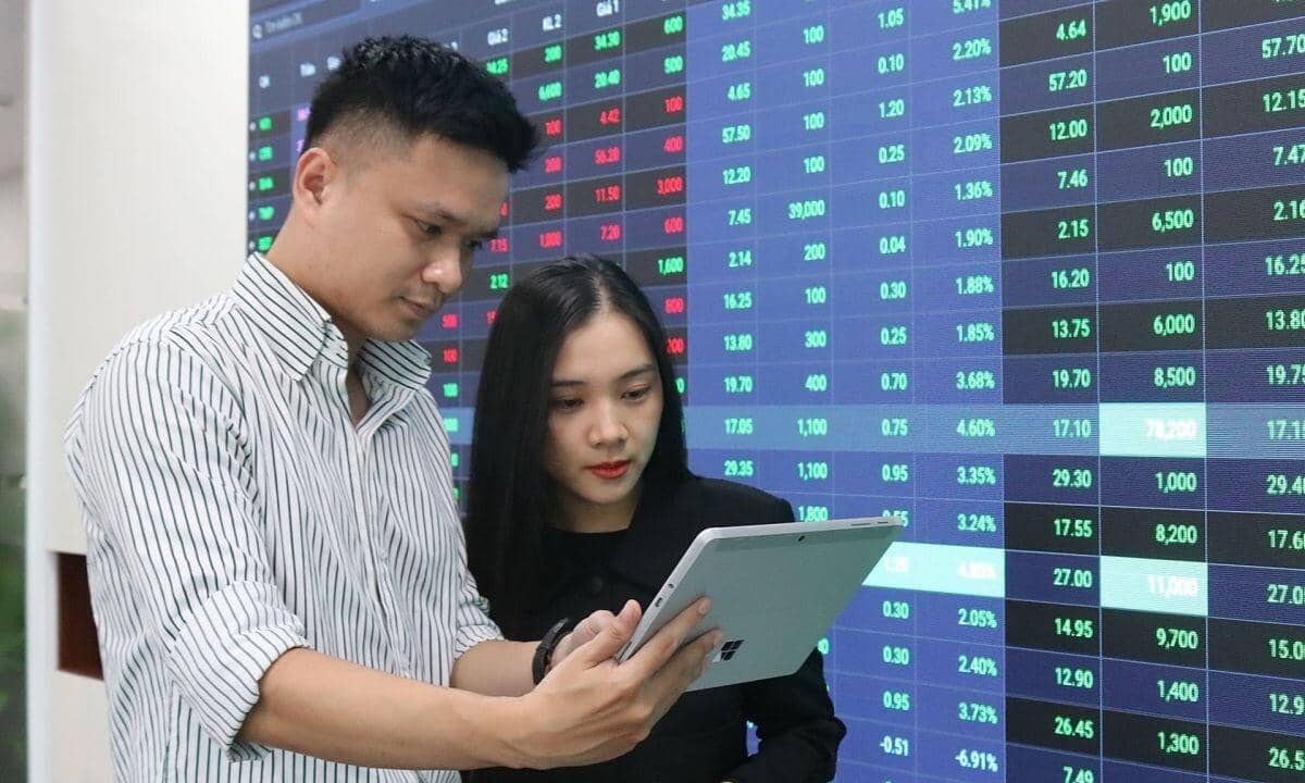 Cuối năm, chờ sóng gì?