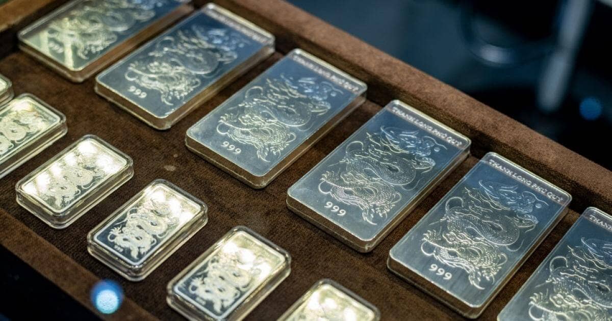 Lý do giá bạc tăng mạnh hơn cả vàng